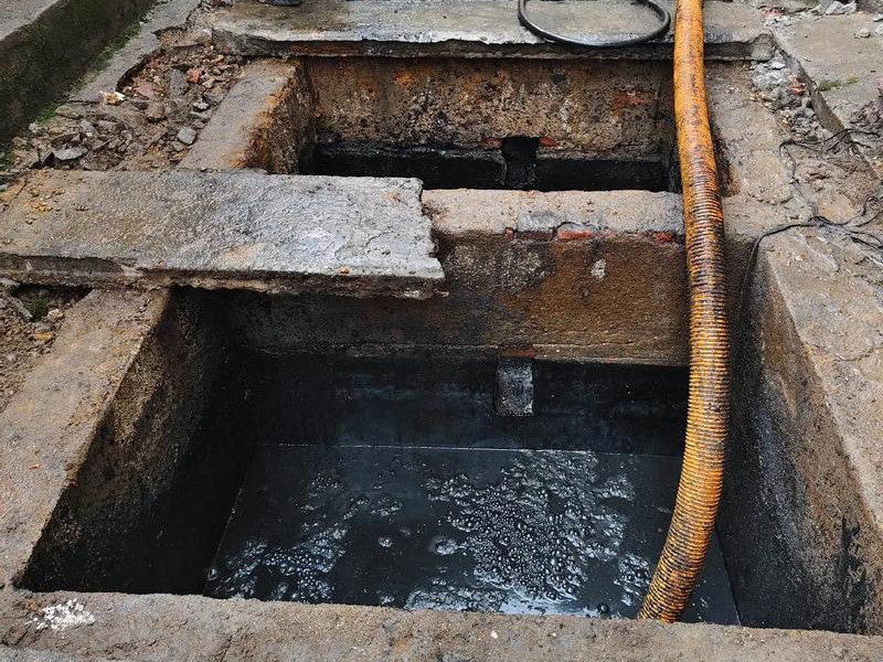 明故宫清理化粪池